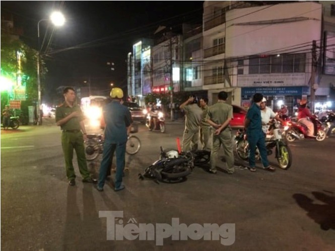 Ô tô ‘điên’ tông liên hoàn khiến 2 người nguy kịch - ảnh 1