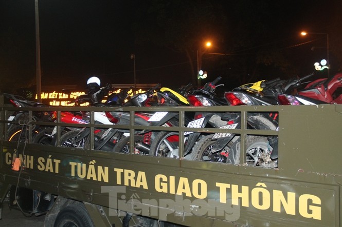 Đi bão mừng U22 chiến thắng, xe ô tô đâm gãy cột điện 2 người bị thương - ảnh 5