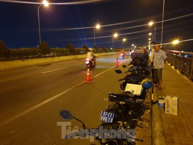 Nữ sinh bất ngờ gieo mình xuống sông Sài Gòn - ảnh 1