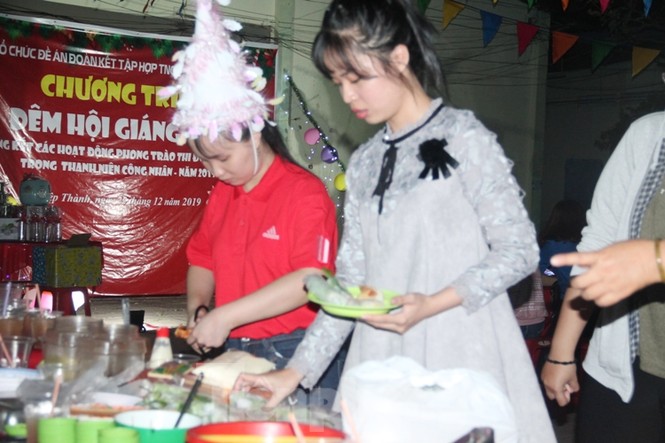 Ấm áp đêm hội giáng sinh cho thanh niên công nhân và sinh viên - ảnh 2
