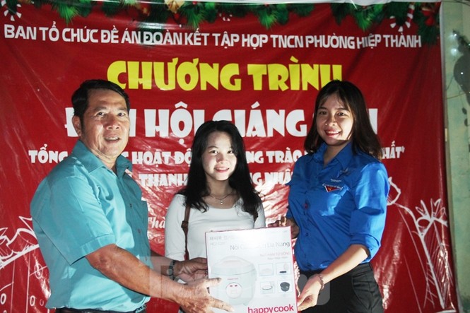 Ấm áp đêm hội giáng sinh cho thanh niên công nhân và sinh viên - ảnh 9