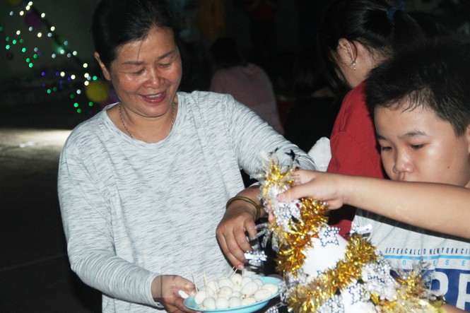 Ấm áp đêm hội giáng sinh cho thanh niên công nhân và sinh viên - ảnh 10