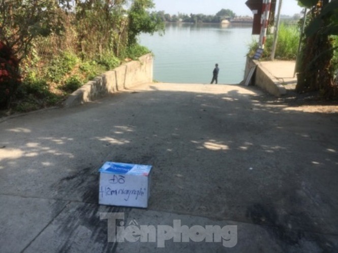 Bất lực giải cứu chiếc ô tô trượt phà chìm xuống sông khiến 2 người thương vong - ảnh 1