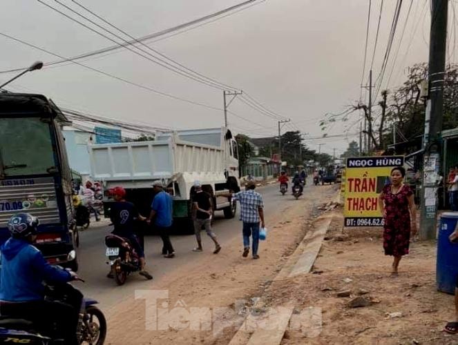 Xe ben mới mua chưa biển số cán chết người trên đường về nhà - ảnh 1