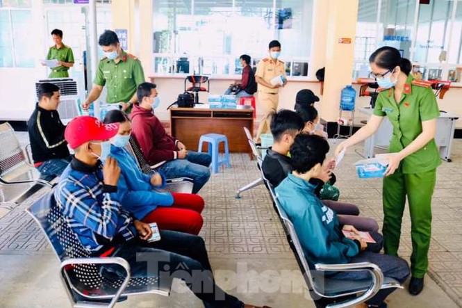 Hình ảnh đẹp của Đoàn thanh niên giúp dân chống dịch virus corona - ảnh 1