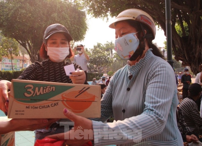 Chia sẻ chống dịch COVID-19: Phát cơm miễn phí, hỗ trợ tiền người bán vé số - ảnh 7