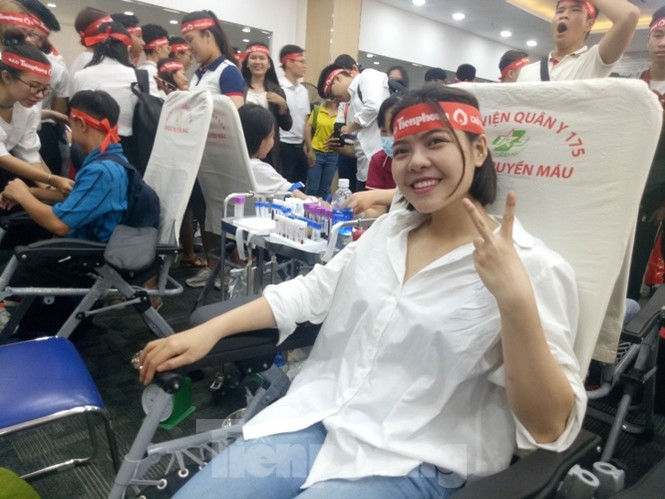 Nụ cười ‘tỏa nắng’ của các bạn trẻ tại ngày hội hiến máu Chủ nhật đỏ - ảnh 3