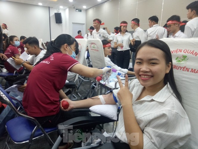 Nụ cười ‘tỏa nắng’ của các bạn trẻ tại ngày hội hiến máu Chủ nhật đỏ - ảnh 4