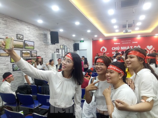 Nụ cười ‘tỏa nắng’ của các bạn trẻ tại ngày hội hiến máu Chủ nhật đỏ - ảnh 6
