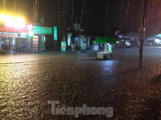 Mưa lớn nhiều đường phố ở Bình Dương biến thành ‘sông’ - ảnh 1