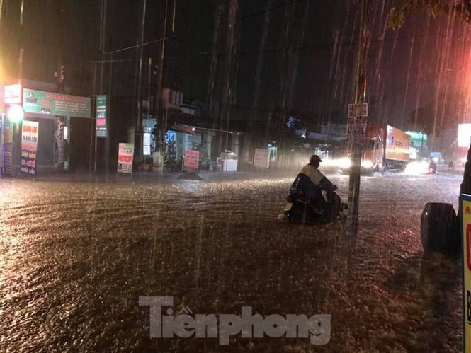 Mưa lớn nhiều đường phố ở Bình Dương biến thành ‘sông’ - ảnh 2