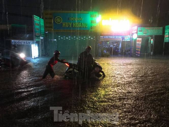 Mưa lớn nhiều đường phố ở Bình Dương biến thành ‘sông’ - ảnh 3