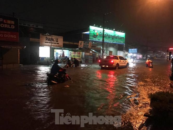 Mưa lớn nhiều đường phố ở Bình Dương biến thành ‘sông’ - ảnh 4