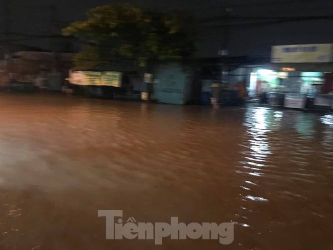 Mưa lớn nhiều đường phố ở Bình Dương biến thành ‘sông’ - ảnh 5