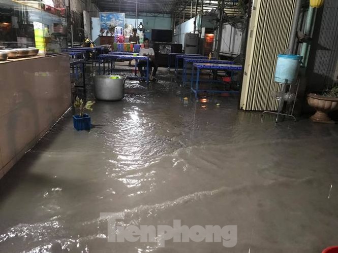 Mưa lớn nhiều đường phố ở Bình Dương biến thành ‘sông’ - ảnh 6