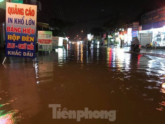 Mưa lớn nhiều đường phố ở Bình Dương biến thành ‘sông’ - ảnh 9