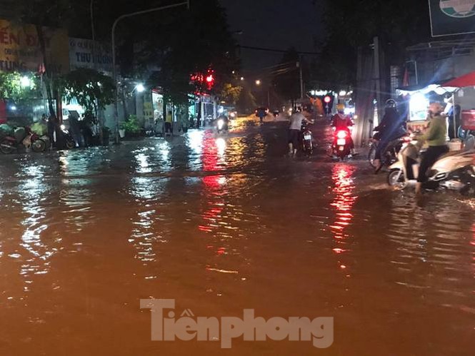 Mưa lớn nhiều đường phố ở Bình Dương biến thành ‘sông’ - ảnh 8