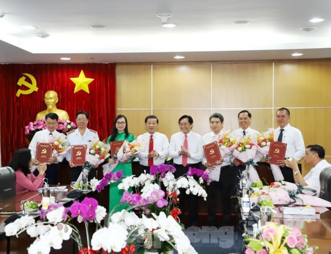 Bình Dương trao các quyết định về công tác cán bộ - ảnh 1