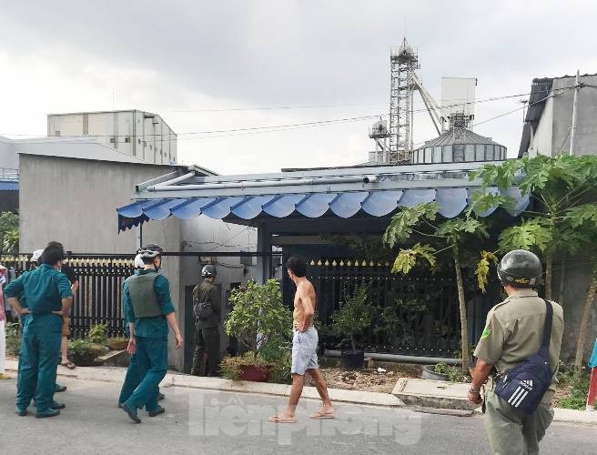 Nhắc nhở nhóm tụ tập đua xe, hai cha con bị đánh gục trên vũng máu - ảnh 2