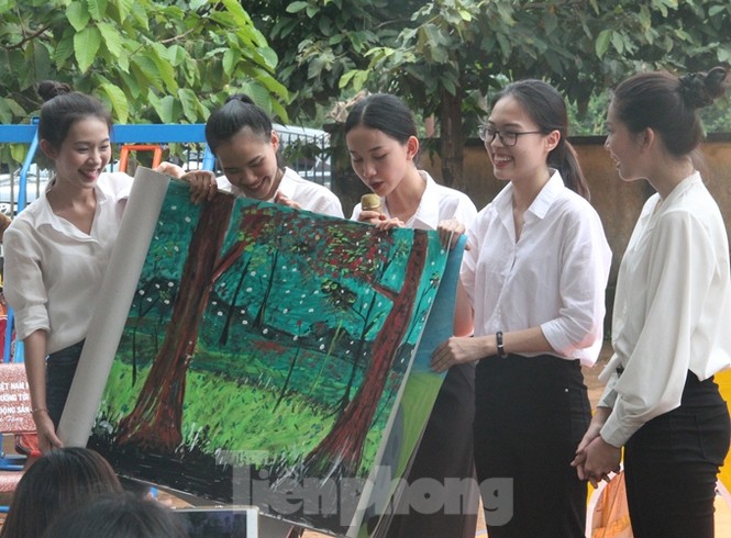 Người đẹp nhân ái và thí sinh HHVN 2020 mang sách đến trẻ em vùng sâu - ảnh 6