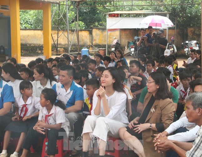 Người đẹp nhân ái và thí sinh HHVN 2020 mang sách đến trẻ em vùng sâu - ảnh 2