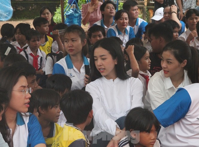 Người đẹp nhân ái và thí sinh HHVN 2020 mang sách đến trẻ em vùng sâu - ảnh 8