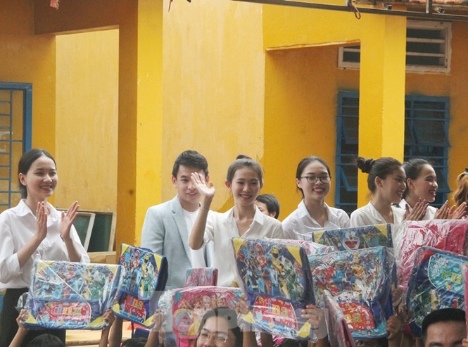 Người đẹp nhân ái và thí sinh HHVN 2020 mang sách đến trẻ em vùng sâu - ảnh 12