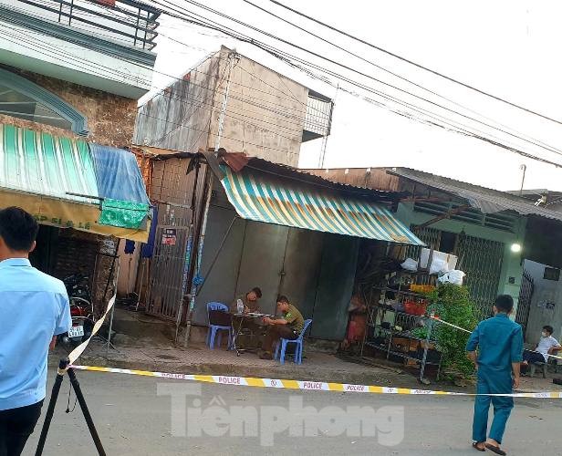 Người phụ nữ đến ngủ nhờ phát hiện người đàn ông chết lõa thể trong phòng - ảnh 1