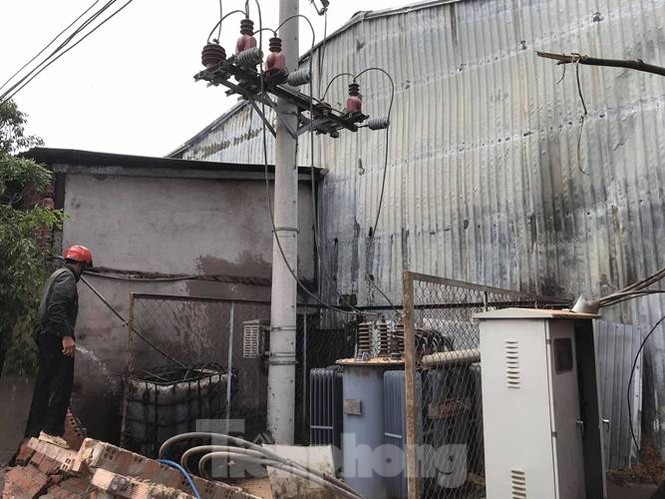 Phá tường khống chế lửa cháy rực tại xưởng gỗ gần trạm điện - ảnh 3