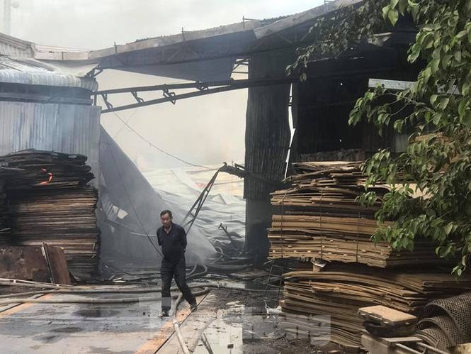 Phá tường khống chế lửa cháy rực tại xưởng gỗ gần trạm điện - ảnh 4