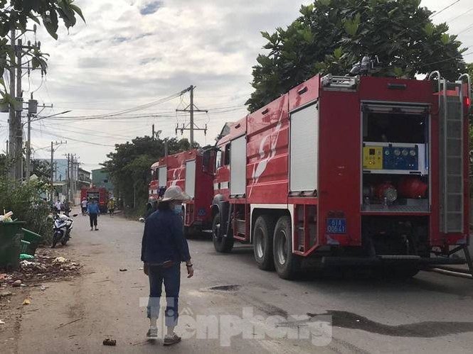 Phá tường khống chế lửa cháy rực tại xưởng gỗ gần trạm điện - ảnh 2