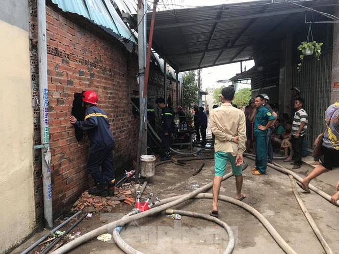 Phá tường khống chế lửa cháy rực tại xưởng gỗ gần trạm điện - ảnh 1