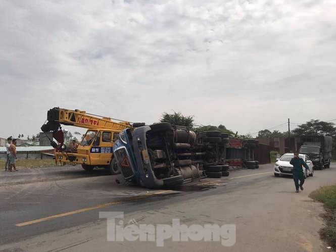 Container chở hàng chục tấn hàng ‘nằm lăn’ giữa đường khi đang lưu thông - ảnh 2
