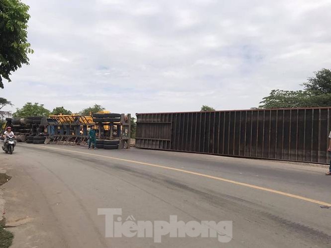 Container chở hàng chục tấn hàng ‘nằm lăn’ giữa đường khi đang lưu thông - ảnh 1