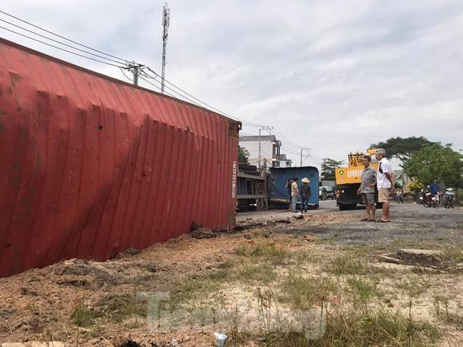 Container chở hàng chục tấn hàng ‘nằm lăn’ giữa đường khi đang lưu thông - ảnh 3