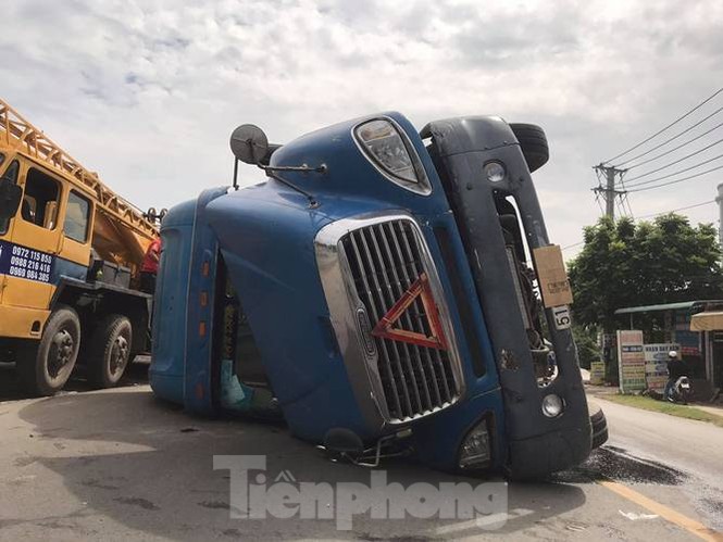 Container chở hàng chục tấn hàng ‘nằm lăn’ giữa đường khi đang lưu thông - ảnh 4