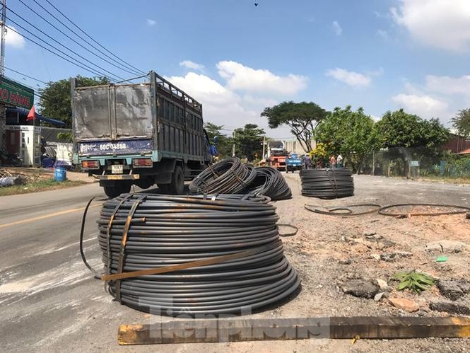 8 cuộn sắt lao từ container xuống đường đè bẹp xe máy đang lưu thông - ảnh 2