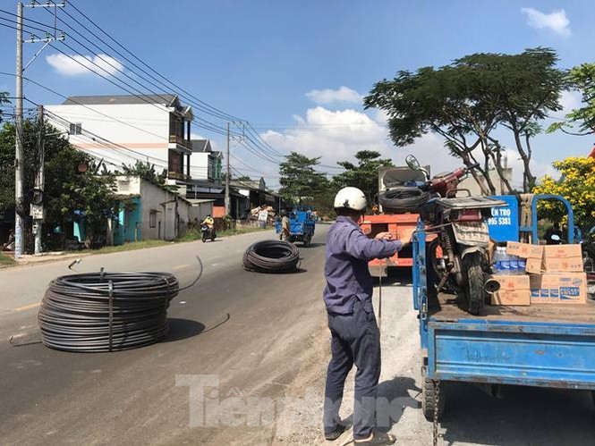 8 cuộn sắt lao từ container xuống đường đè bẹp xe máy đang lưu thông - ảnh 3