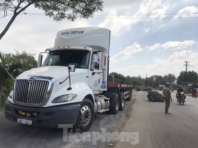 8 cuộn sắt lao từ container xuống đường đè bẹp xe máy đang lưu thông - ảnh 1