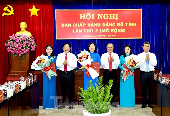 Bình Dương: Chuẩn y các chức danh, nguyên Chủ tịch tỉnh chính thức nghỉ hưu - ảnh 1