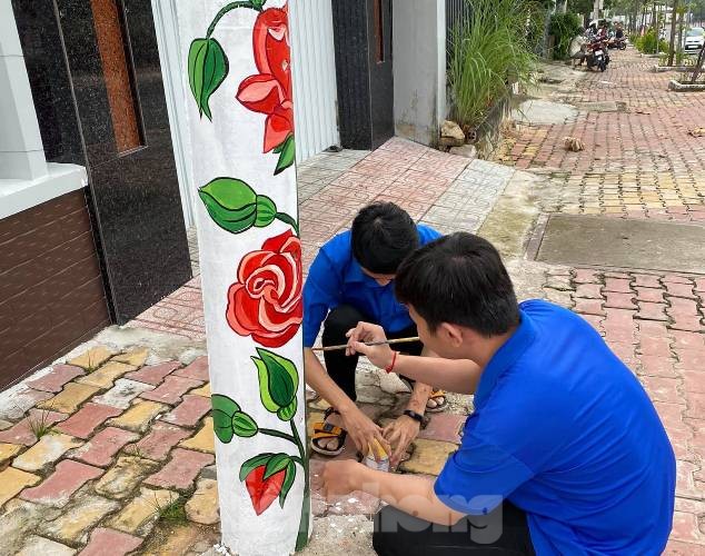Cột điện 'nở hoa' nhờ bàn tay khéo léo của đoàn viên - ảnh 4