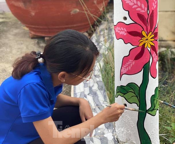 Cột điện 'nở hoa' nhờ bàn tay khéo léo của đoàn viên - ảnh 3