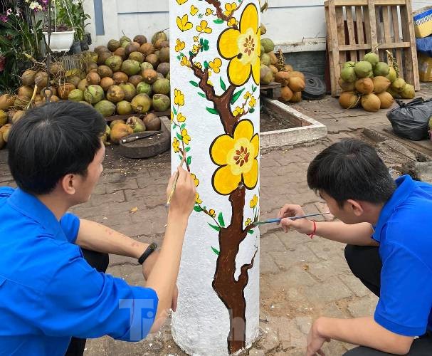 Cột điện 'nở hoa' nhờ bàn tay khéo léo của đoàn viên - ảnh 2