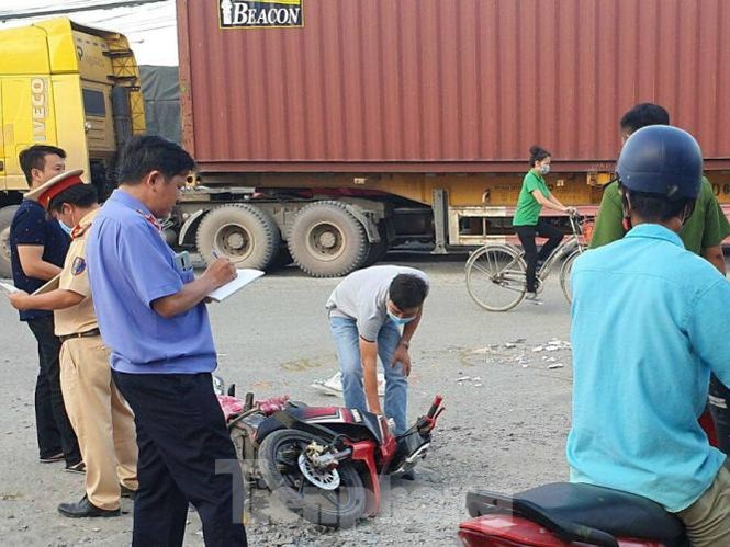 Xe container cán chết người giữa ngã tư rồi bỏ chạy - ảnh 1