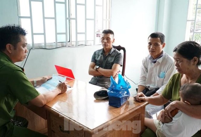 Rơi 360 triệu đồng giữa đường, người phụ nữ được trả lại - ảnh 1