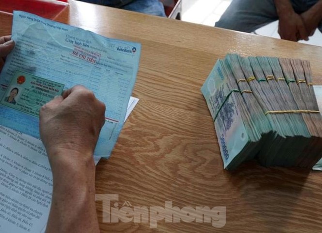 Rơi 360 triệu đồng giữa đường, người phụ nữ được trả lại - ảnh 2