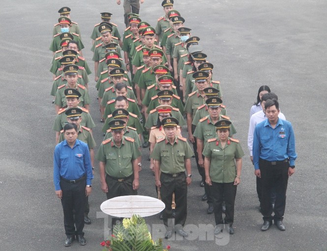 Công an Bình Dương ra quân hành động mừng 90 năm thành lập Đoàn - ảnh 5