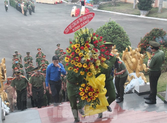 Công an Bình Dương ra quân hành động mừng 90 năm thành lập Đoàn - ảnh 6