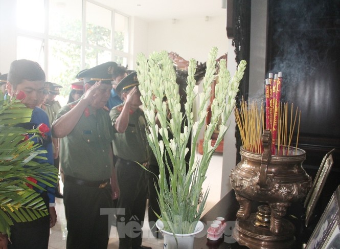 Công an Bình Dương ra quân hành động mừng 90 năm thành lập Đoàn - ảnh 7