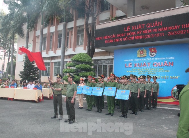 Công an Bình Dương ra quân hành động mừng 90 năm thành lập Đoàn - ảnh 2